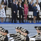 Macron y Trump durante el desfile militar, se dieron un apretón de manos de 28 segundos.