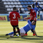 Valiente cae al suelo ante dos jugadores del Mallorca en una acción del partido de ayer.