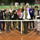 La nueva directiva del Tennis Urgell, en las instalaciones del club.