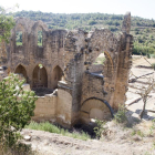 Vista de los restos del monasterio desde la carretera.