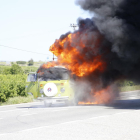 Vista de la furgoneta mientras ardía en llamas en medio de la carretera LP-9221 en Torre-serona. 