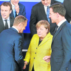 Angela Merkel conversa amb Donald Tusk, ahir, a Brussel·les.