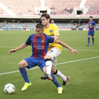 Xavi Quintillà intenta recuperar la pilota davant el blaugrana Alfaro.