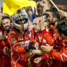 Sebastian Vettel celebra su victoria de ayer en Baréin con los componentes de su equipo.