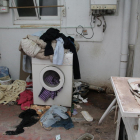 Estado del patio interior de un piso de Balàfia, que causa molestias y fuerte hedor a sus vecinos.
