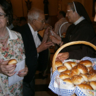 Las clarisas entregaron panecillos bendecidos entre los fieles en el santuario de Balaguer.
