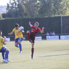 Un jugador del Vila-seca toca la pilota amb la mà davant de l’intent d’un futbolista de l’EFAC d’aconseguir el control.