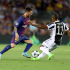Messi encara a Douglas Costa en una acción del partido de ayer ante la Juve.