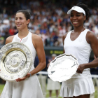 Garbiñe Muguruza y Venus Williams, con sus trofeos de campeona y subcampeona de Wimbledon.