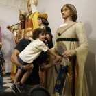 Un niño coloca ayer un ‘fanalet’ a uno de ‘gegantons’ de la ciudad de Lleida.