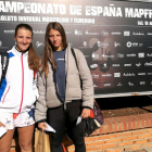 Les germanes Teixidó posen davant del cartell del campionat.