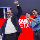Iceta saluda tras ser proclamado candidato a la presidencia de la Generalitat junto a Pedro Sánchez.