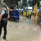 Un policía holandés controla el interior del aeropuerto de Schipol.