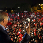 El presidente Recep Tayyip Erdogan saluda a sus seguidores tras conocerse los primeros resultados.