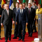 Jean-Claude Juncker i Donald Tusk, acompanyats pels líders europeus, ahir a Brussel·les.