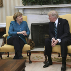 La canciller Angela Merkel conversa con el presidente de EEUU Donald Trump en la Casa Blanca.