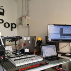 en directe. Javier de Castro gravant una sessió a l’estudi d’iPopFM.