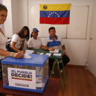 Venezolanos de Lleida votan en el referéndum contra Maduro