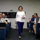 La vicepresidenta, Soraya Sáenz de Santamaría, es dirigeix a la roda de premsa a la Moncloa.
