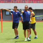 Pep Muñoz, junto al traductor chino del ‘staff’ técnico del Qingdao Huanghai.