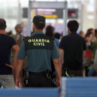 La Guardia Civil custodia los accesos a las puertas de embarque en el aeropuerto de Barcelona tras el inicio de la huelga indefinida.