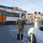 Un camió arranca una barrera del tren a Tàrrega i fuig