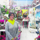 Mari Carmen, en su floristería del barrio de la Bordeta.