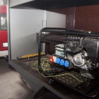 Els bombers de Torà han instal·lat aquest generador per poder tenir llum.