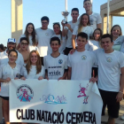 Los nadadores del CN Cervera celebran su primera posición en el ranking de clubes del campeonato.