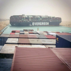 Imagen del buque siniestrado en el Canal de Suez tomada desde otro barco cercano.