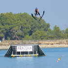 Un participante salta en el trampolín ayer durante los entrenamientos.