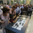 Visitantes ayer en la muestra en la Biblioteca Pública de Lleida. 