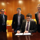 Momento en el que el conseller Carles Mundó firmó ayer la orden. 