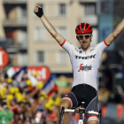 El holandés Bauke Mollema alza los brazos celebrando ayer la victoria en la etapa.