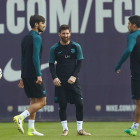 Mascherano, André Gomes y Messi durante el entrenamiento azulgrana ayer en la Ciutat Esportiva.