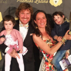 Moncasi, con su pareja, Ana Barcos, y sus hijos tras recibir el premio.