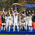 Jugadores y técnicos festejan el tercer Mundial de Clubes de la historia del club blanco.