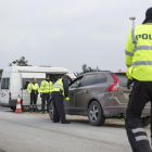 Policías daneses hacen un control en la frontera con Alemania, en foto de archivo.