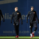 Sergio Busquets, Paco Álcacer, Aleix Vidal y Dembelé durante el entrenamiento de ayer.