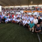Algunos de los exjugadores de diferentes épocas del FC Borges, que se reunieron ayer en la capital de Les Garrigues para celebrar el Centenario del fútbol en la población.