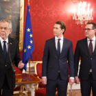 El presidente, Alexander Van der Bellen, junto con Kurz y Strache.