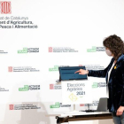 La consellera Teresa Jordà prem el botó per obrir l'urna electrònica de les eleccions agràries.