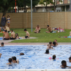 El calor atrajo a numerosos bañistas ayer en las piscinas de Cappont.