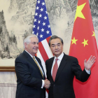 Rex Tillerson estrecha la mano al ministro de Relaciones Exteriores chino Wang Yi.