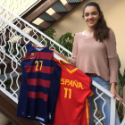 Mariona posa al seu domicili de Bellpuig amb les samarretes del Barça i la selecció espanyola
