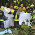 Bomberos y equipos de rescate trabajando en el lugar de los hechos en Madeira, Portugal.