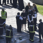 La primera ministra Theresa May conversa con agentes de la policía británica en la zona del incendio.