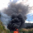 Crema un tractor al mig de la carretera al Solsonès