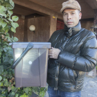 L’alcalde de Guissona, Xavier Casoliva, amb un dels nous cubells d’escombraries amb xip.