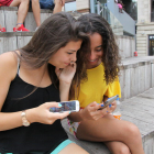 amics. Els joves utilitzen les xarxes socials per seguir en contacte amb els amics a diari.